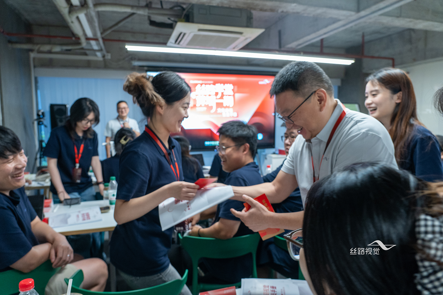 课程结束发奖品 (1).jpg